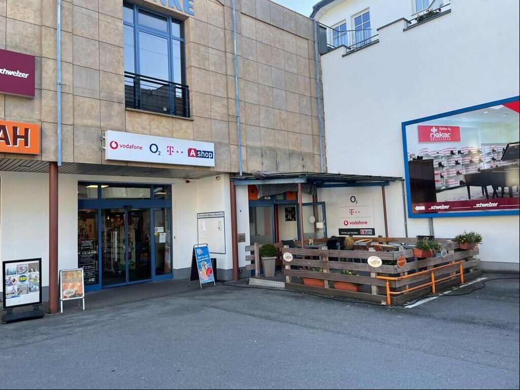 Immobilienangebot - Marsberg - Gewerbe - Verkaufsfläche/Gastronomie mit Terrasse direkt am Parkplatz in zentraler Lage