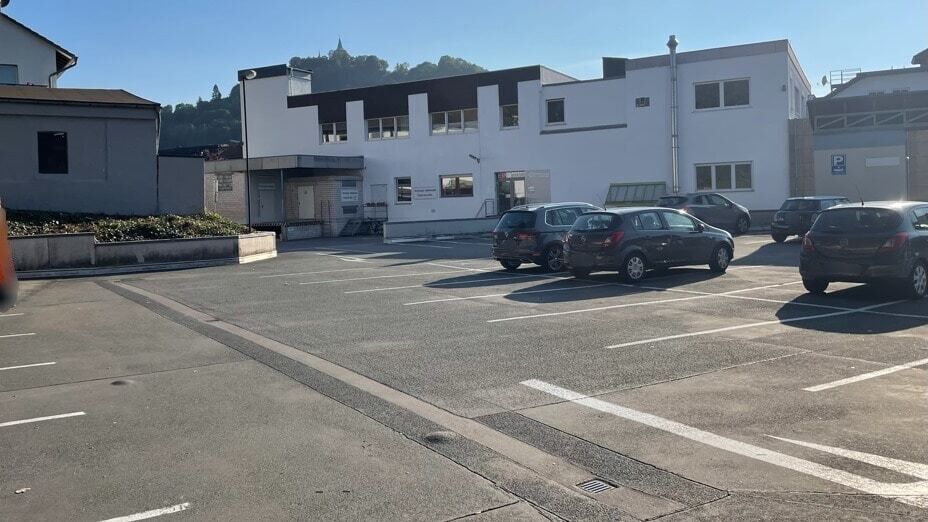 Immobilienangebot - Marsberg - Gewerbe - Verkaufsfläche/Gastronomie mit Terrasse direkt am Parkplatz in zentraler Lage