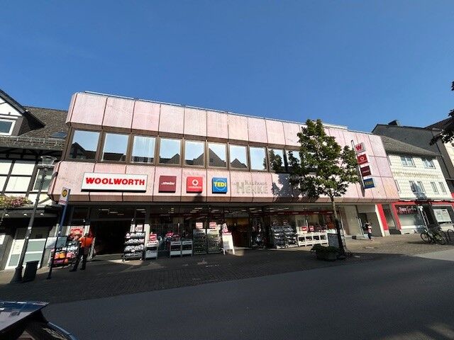 Immobilienangebot - Marsberg - Gewerbe - Verkaufsfläche/Gastronomie mit Terrasse direkt am Parkplatz in zentraler Lage