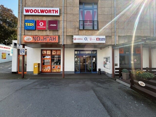 Immobilienangebot - Marsberg - Gewerbe - Verkaufsfläche/Gastronomie mit Terrasse direkt am Parkplatz in zentraler Lage