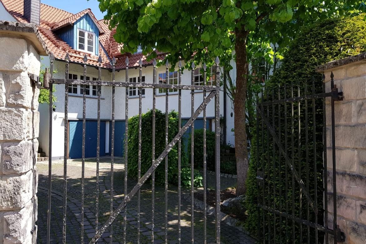 Immobilienangebot - Nieheim / Holzhausen - Alle - Absolutes Juwel !! 5 Familienhaus mit Garagen !
