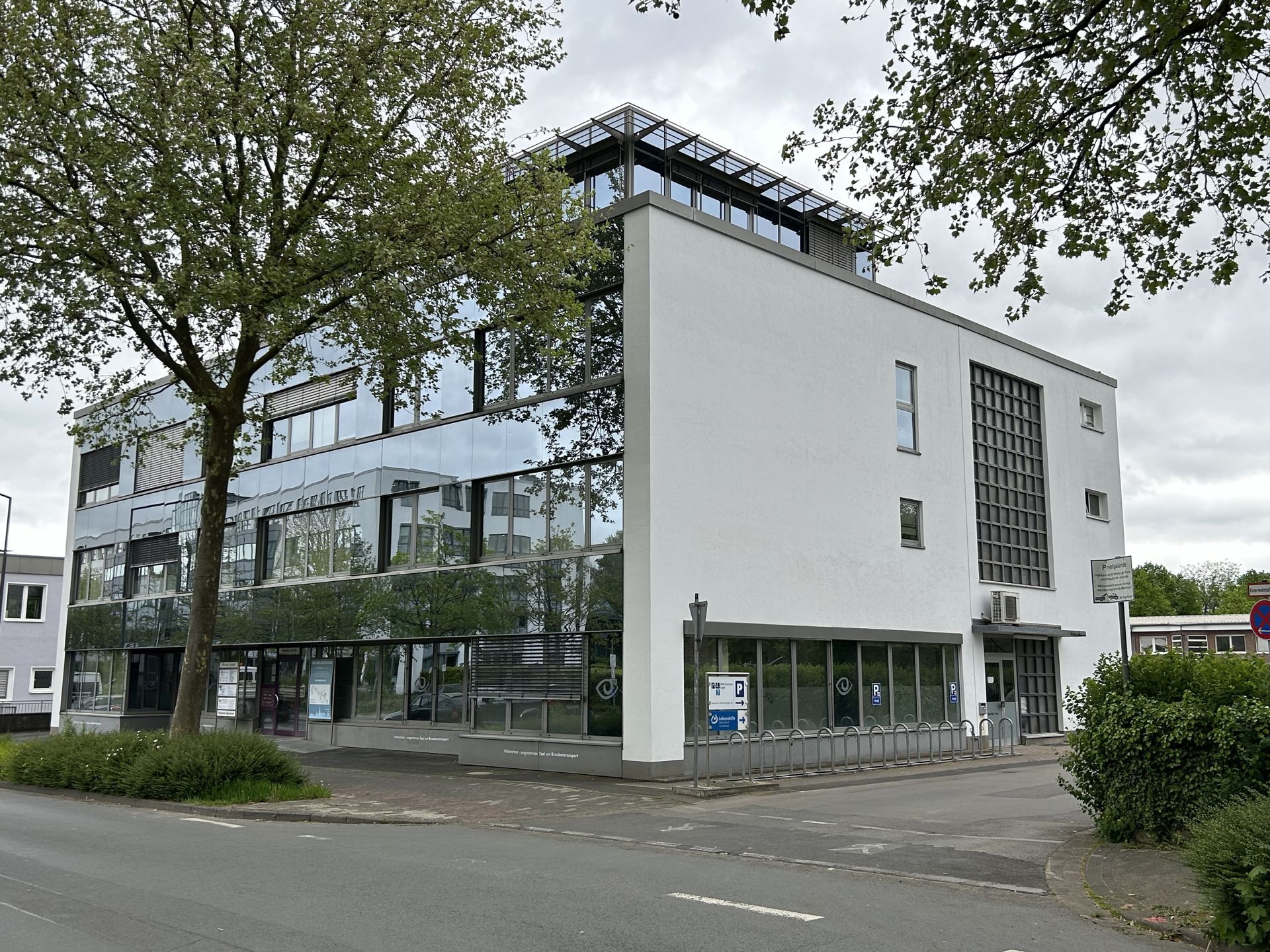 Immobilienangebot - Detmold - Gewerbe - Repräsentative Büro-/Praxisflächen + Parkplätze in zentraler Lage
EG: 420m² + 150m²; 2. OG: 295 m²; 3. OG: 115 m², 39 PKW