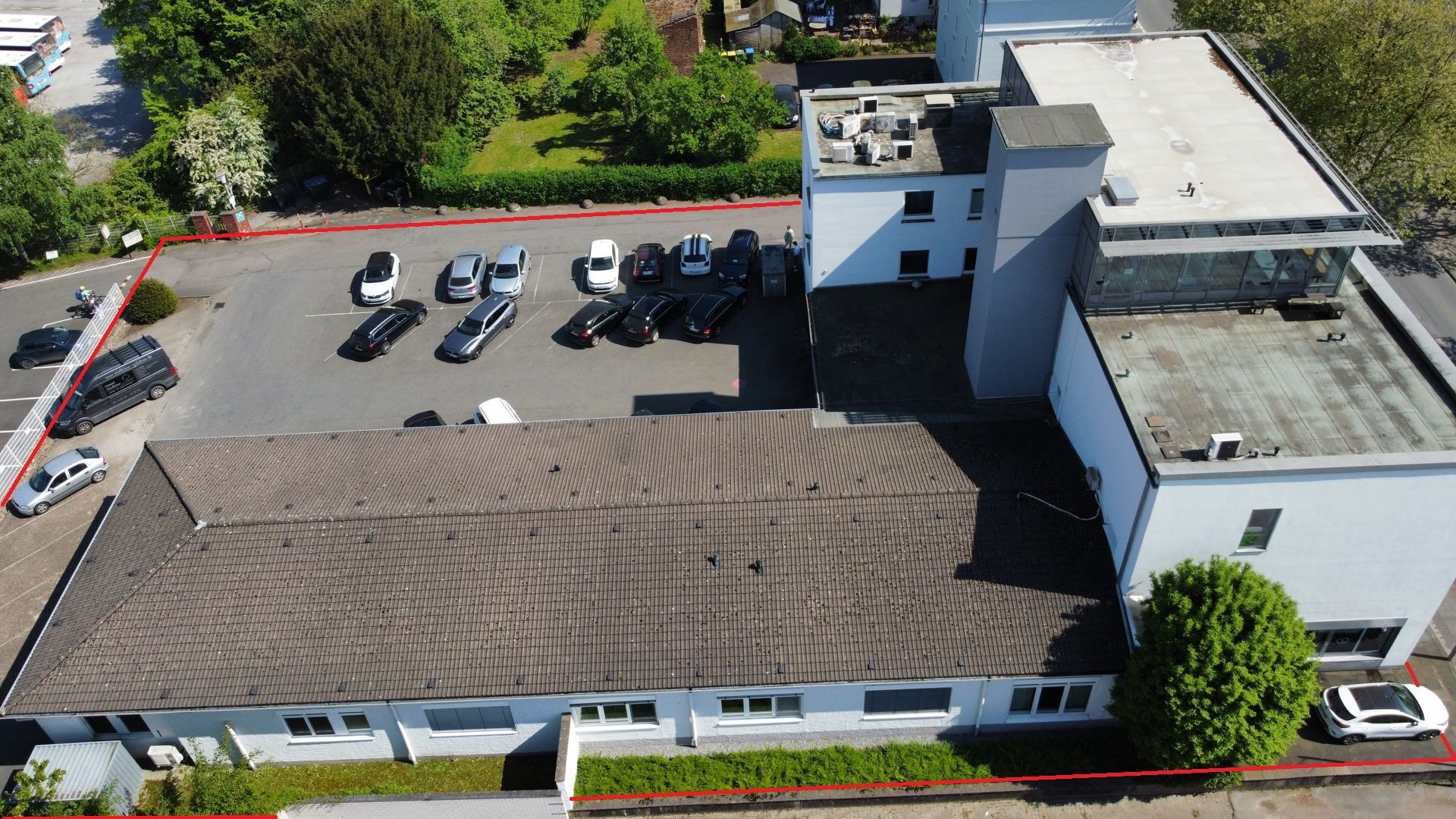 Immobilienangebot - Detmold - Gewerbe - Repräsentative Büro-/Praxisflächen + Parkplätze in zentraler Lage
EG: 420m² + 150m²; 2. OG: 295 m²; 3. OG: 115 m², 39 PKW