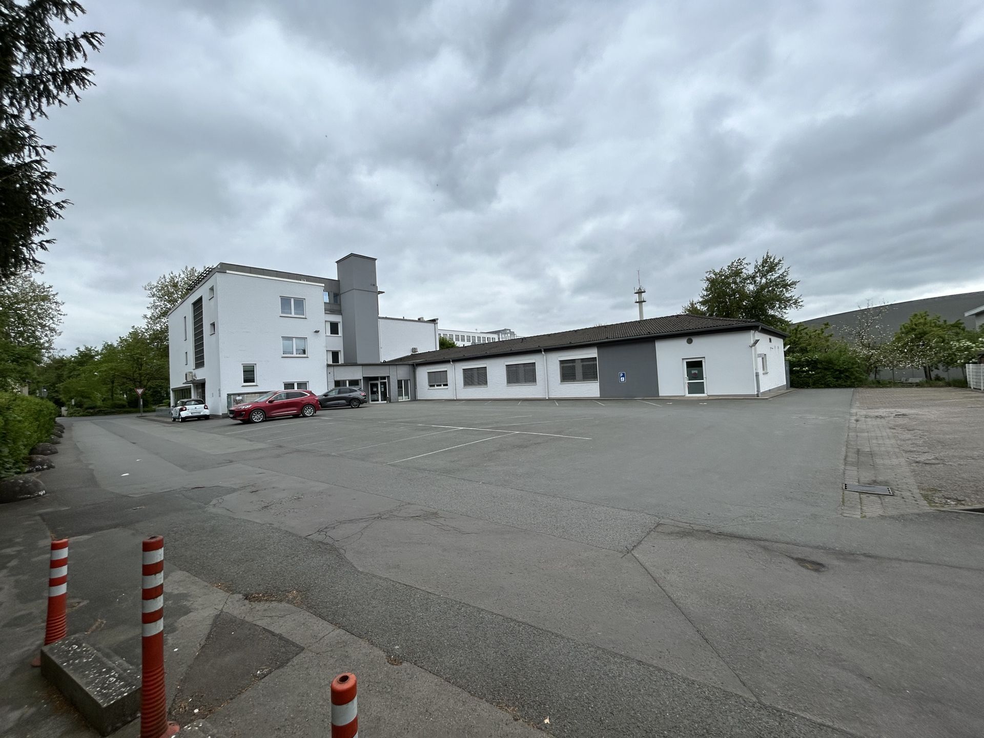 Immobilienangebot - Detmold - Gewerbe - Repräsentative Büro-/Praxisflächen + Parkplätze in zentraler Lage
EG: 420m² + 150m²; 2. OG: 295 m²; 3. OG: 115 m², 39 PKW