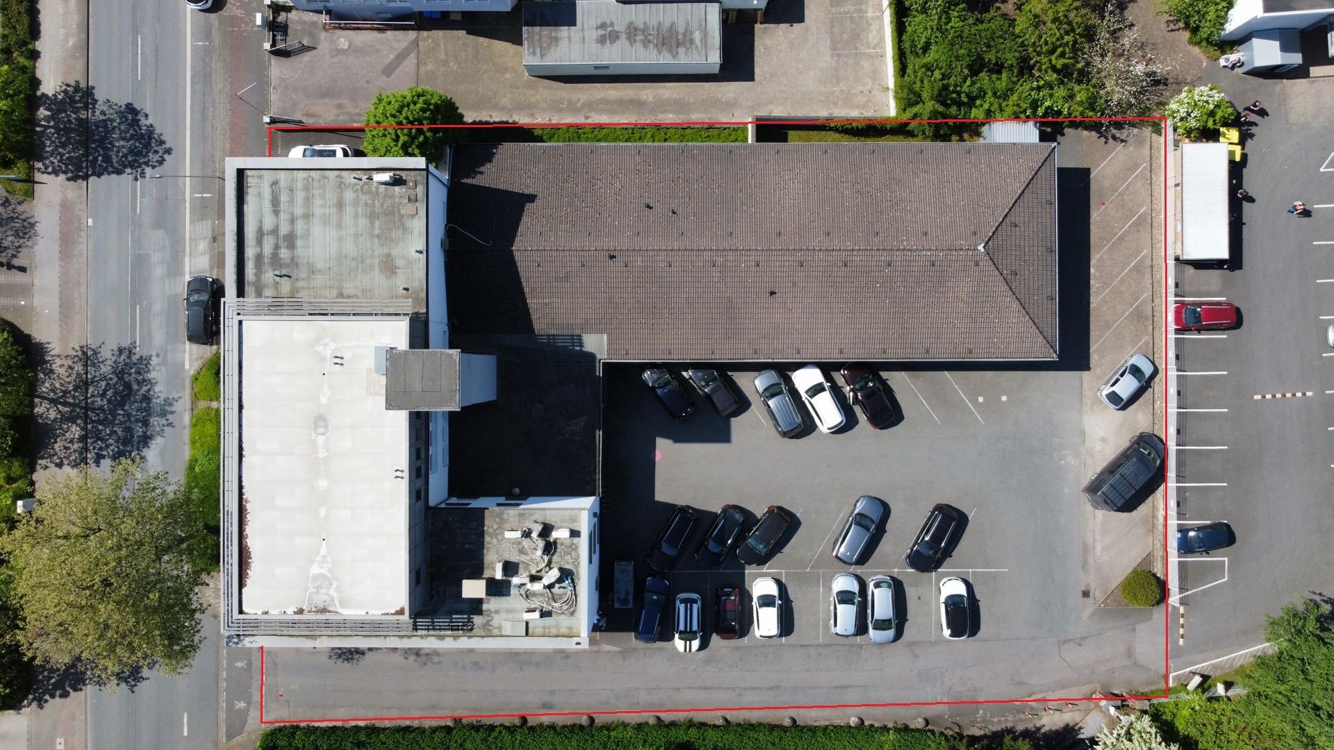 Immobilienangebot - Detmold - Gewerbe - Repräsentative Büro-/Praxisflächen + Parkplätze in zentraler Lage
EG: 420m² + 150m²; 2. OG: 295 m²; 3. OG: 115 m², 39 PKW