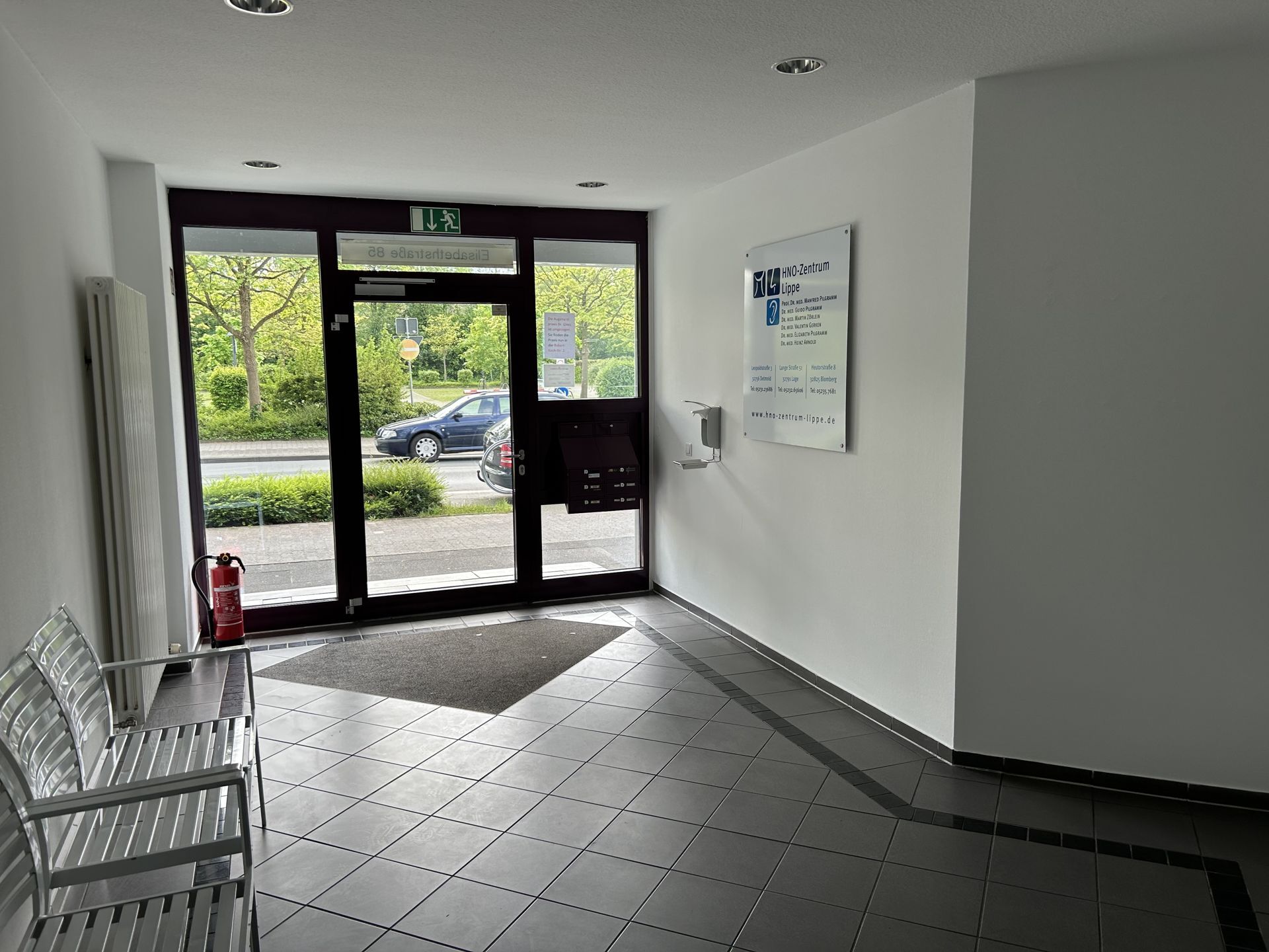 Immobilienangebot - Detmold - Gewerbe - Repräsentative Büro-/Praxisflächen + Parkplätze in zentraler Lage
EG: 420m² + 150m²; 2. OG: 295 m²; 3. OG: 115 m², 39 PKW