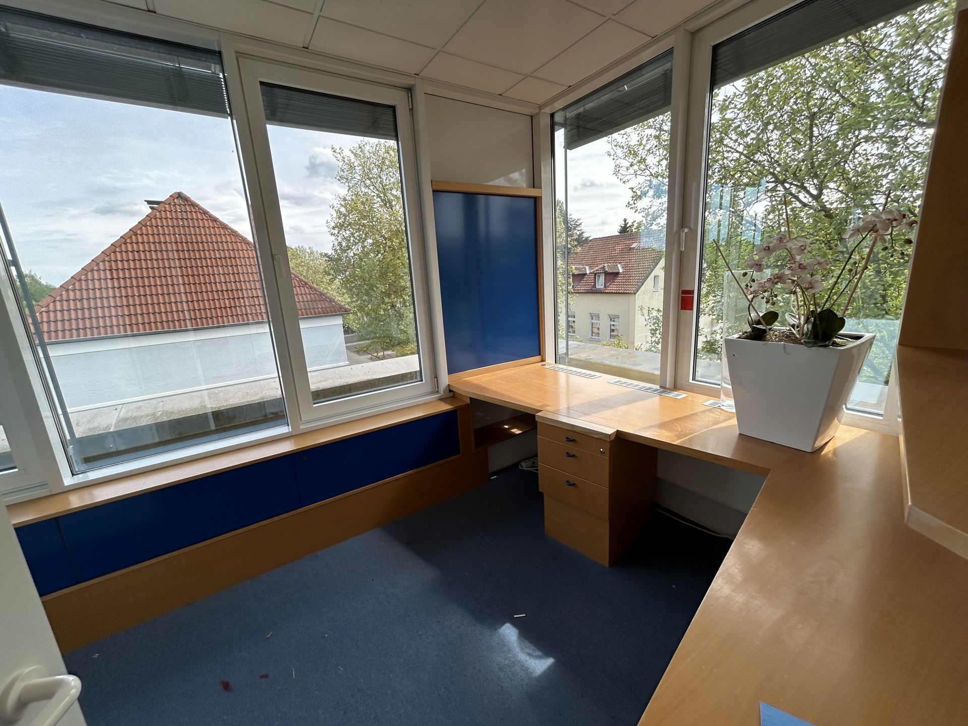 Immobilienangebot - Detmold - Gewerbe - Repräsentative Büro-/Praxisflächen + Parkplätze in zentraler Lage
EG: 420m² + 150m²; 2. OG: 295 m²; 3. OG: 115 m², 39 PKW