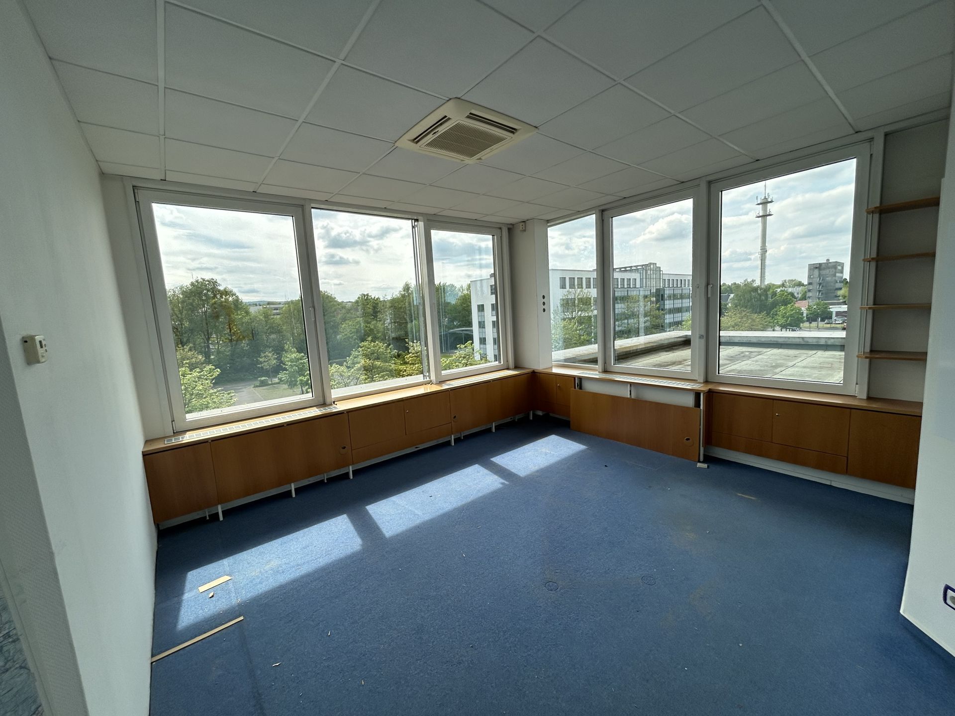 Immobilienangebot - Detmold - Gewerbe - Repräsentative Büro-/Praxisflächen + Parkplätze in zentraler Lage
EG: 420m² + 150m²; 2. OG: 295 m²; 3. OG: 115 m², 39 PKW
