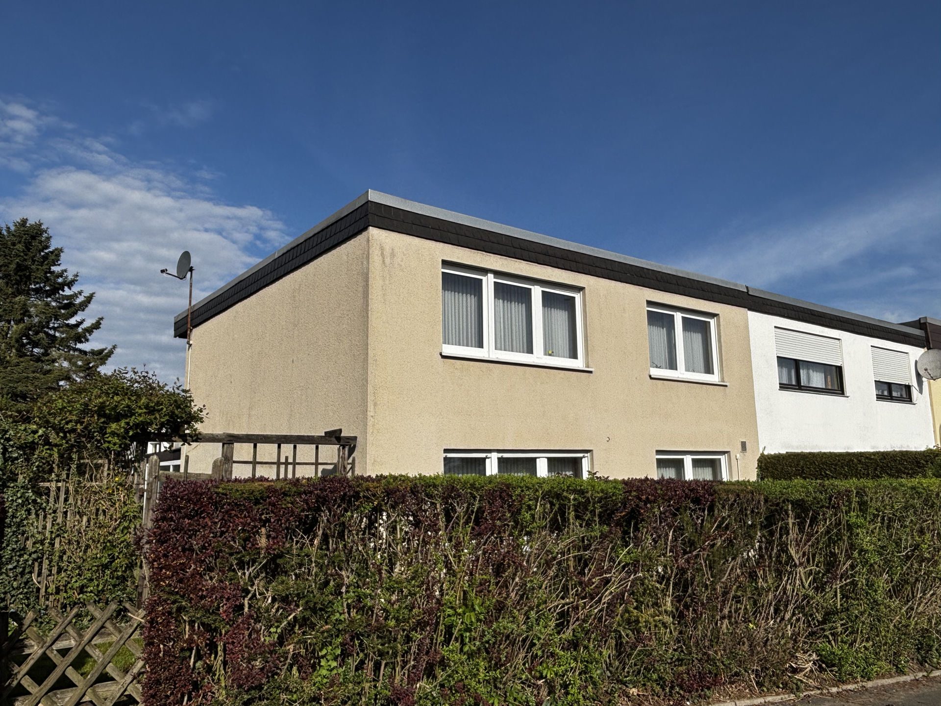 Immobilienangebot - Lage - Alle - Reihenendhaus in attraktiver Lage wartet auf neuen Glanz!