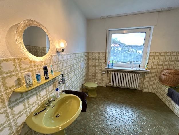 Immobilienangebot - Beverungen / Dalhausen - Alle - Großzügiges Einfamilienhaus mit 3 Garagen