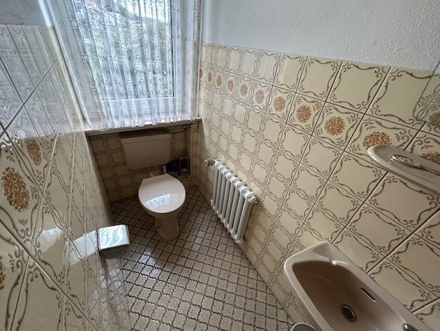 Immobilienangebot - Beverungen / Dalhausen - Alle - Großzügiges Einfamilienhaus mit 3 Garagen