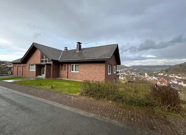 Immobilienangebot - Beverungen / Dalhausen - Alle - Großzügiges Einfamilienhaus mit 3 Garagen