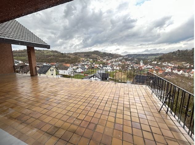 Immobilienangebot - Beverungen / Dalhausen - Alle - Großzügiges Einfamilienhaus mit 3 Garagen