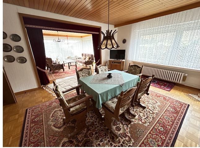 Immobilienangebot - Beverungen / Dalhausen - Alle - Großzügiges Einfamilienhaus mit 3 Garagen