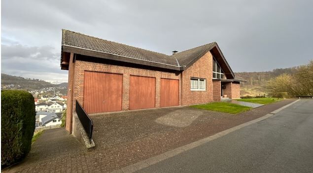 Immobilienangebot - Beverungen / Dalhausen - Alle - Großzügiges Einfamilienhaus mit 3 Garagen