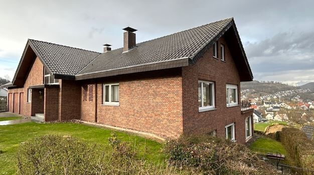 Immobilienangebot - Beverungen / Dalhausen - Alle - Großzügiges Einfamilienhaus mit 3 Garagen