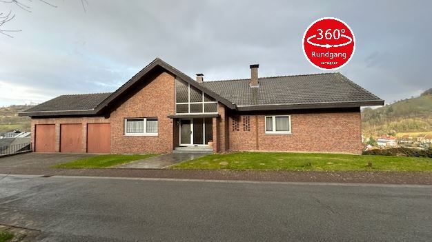 Immobilienangebot - Beverungen / Dalhausen - Alle - Großzügiges Einfamilienhaus mit 3 Garagen