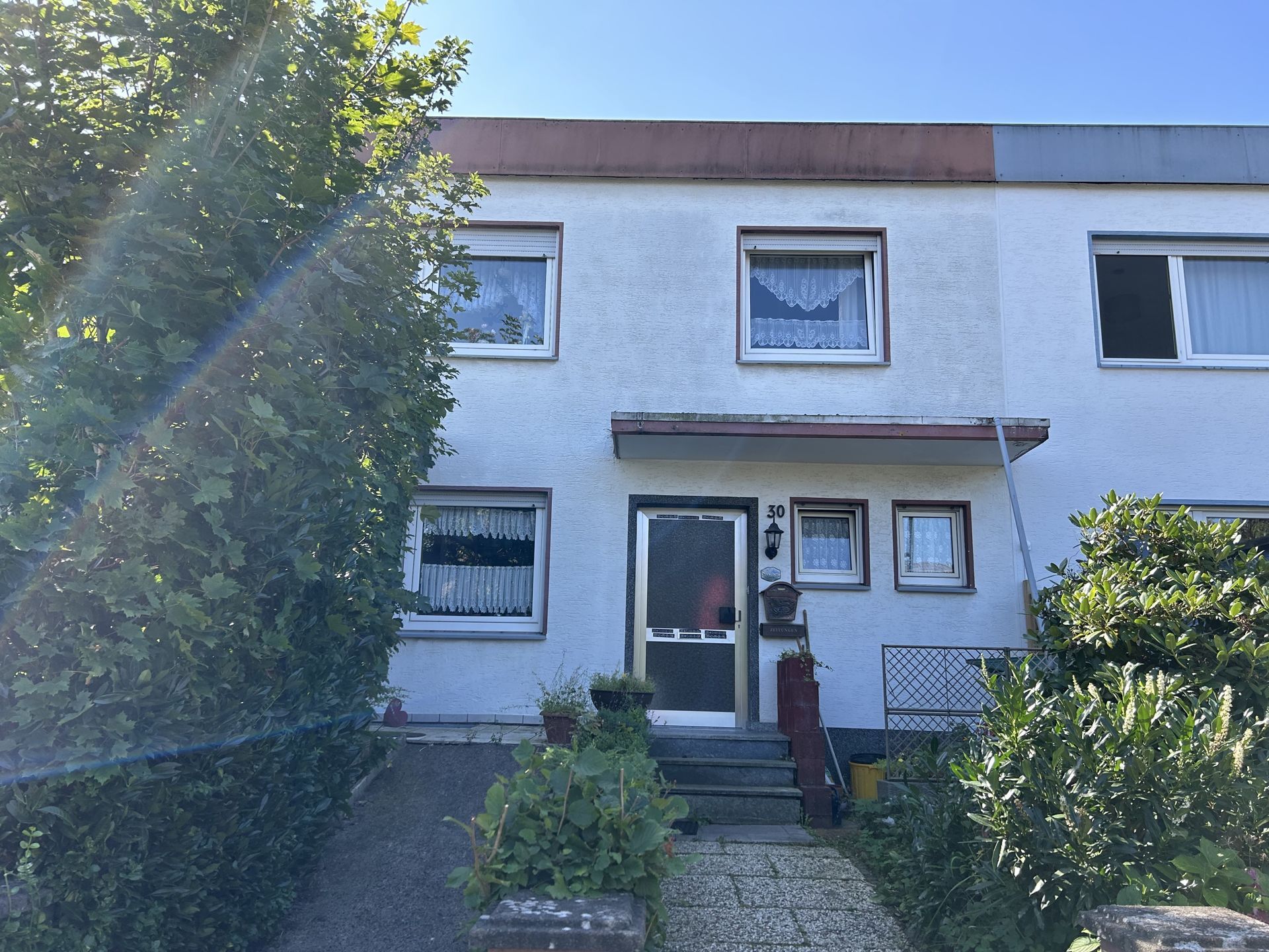 Immobilienangebot - Bad Driburg - Alle - Reihenendhaus mit 2 Garagen in Bad Driburg !