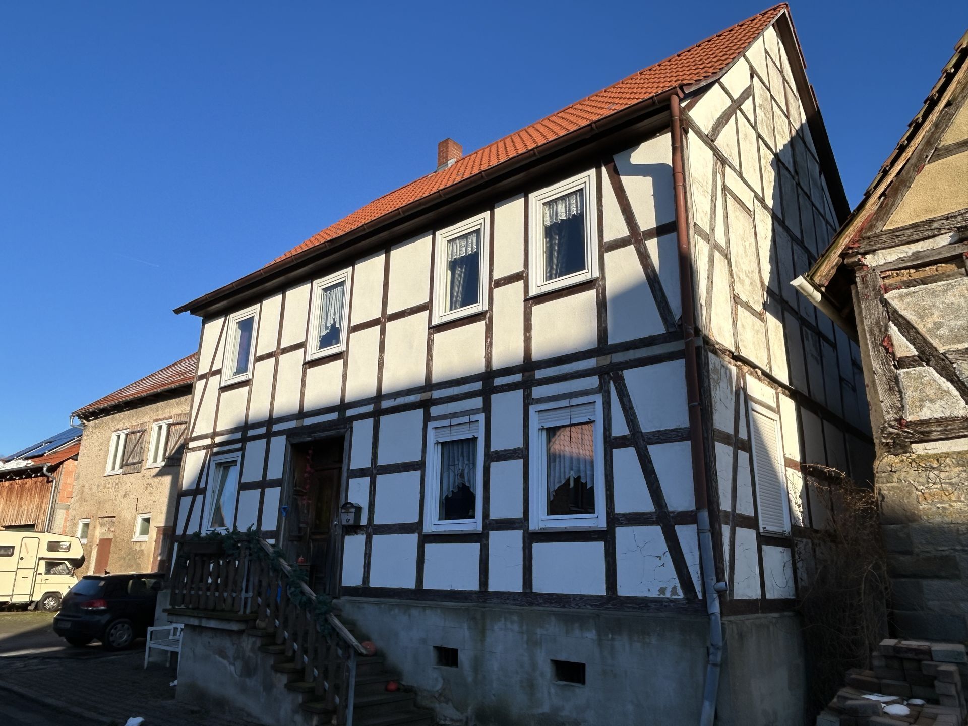 Immobilienangebot - Breuna / Wettesingen - Alle - Einfamilienhaus mit Scheune und Stallungen in Breuna-Wettesingen