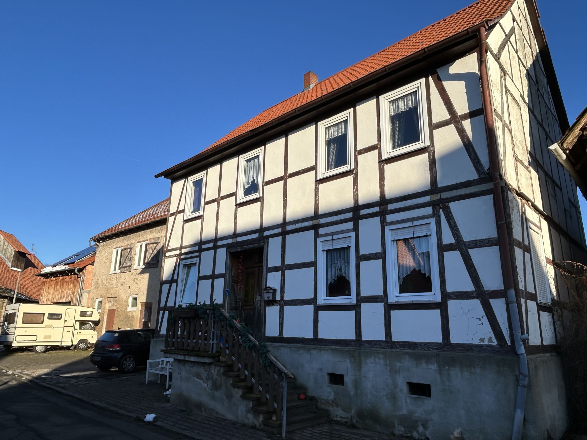 Immobilienangebot - Breuna / Wettesingen - Alle - Einfamilienhaus mit Scheune und Stallungen in Breuna-Wettesingen