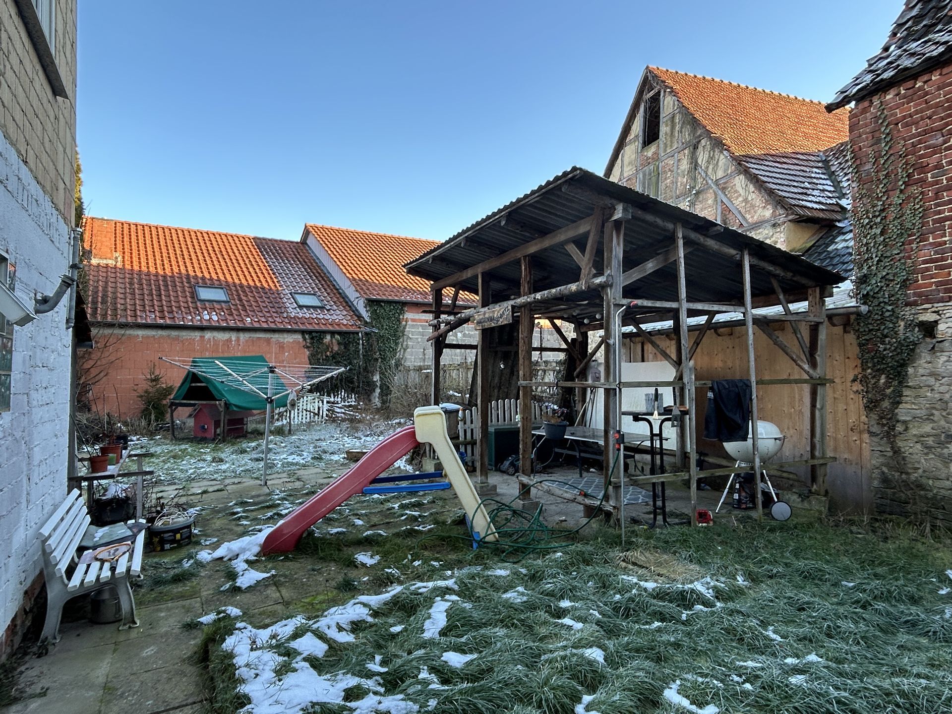 Immobilienangebot - Breuna / Wettesingen - Alle - Einfamilienhaus mit Scheune und Stallungen in Breuna-Wettesingen