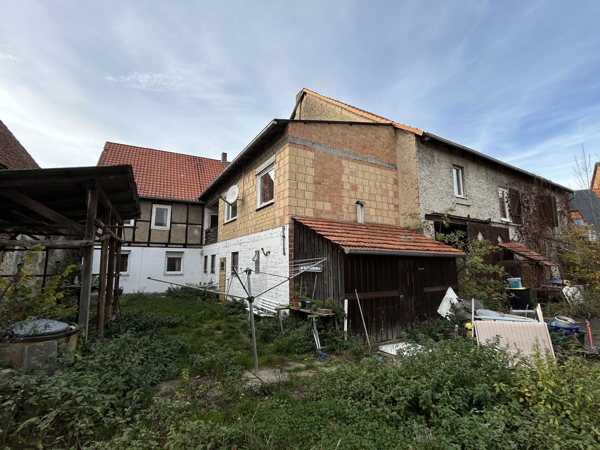 Immobilienangebot - Breuna / Wettesingen - Alle - Einfamilienhaus mit Scheune und Stallungen in Breuna-Wettesingen