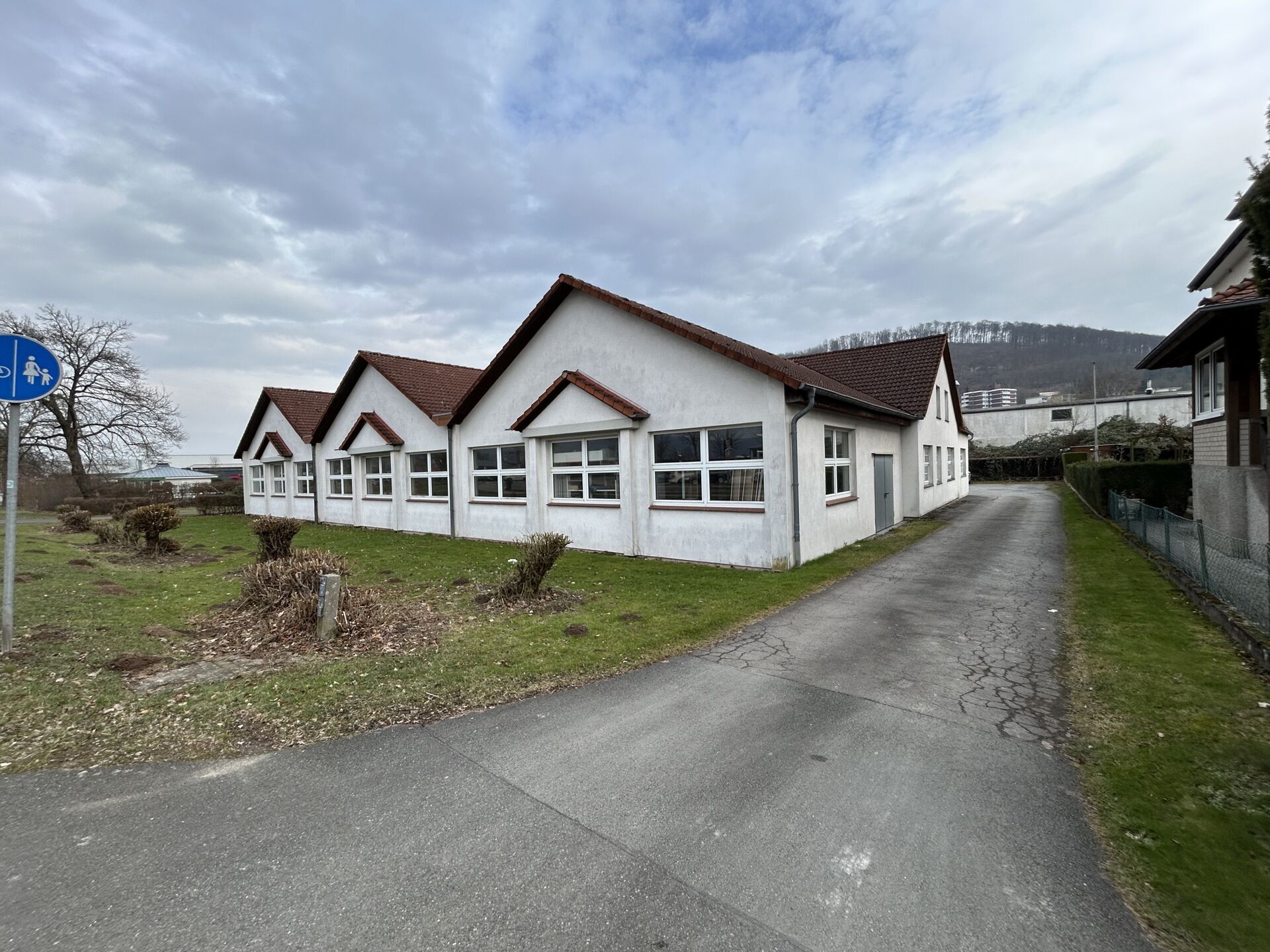 Immobilienangebot - Lügde - Gewerbe - Vielseitig nutzbare Halle in frequentierter Verkehrslage