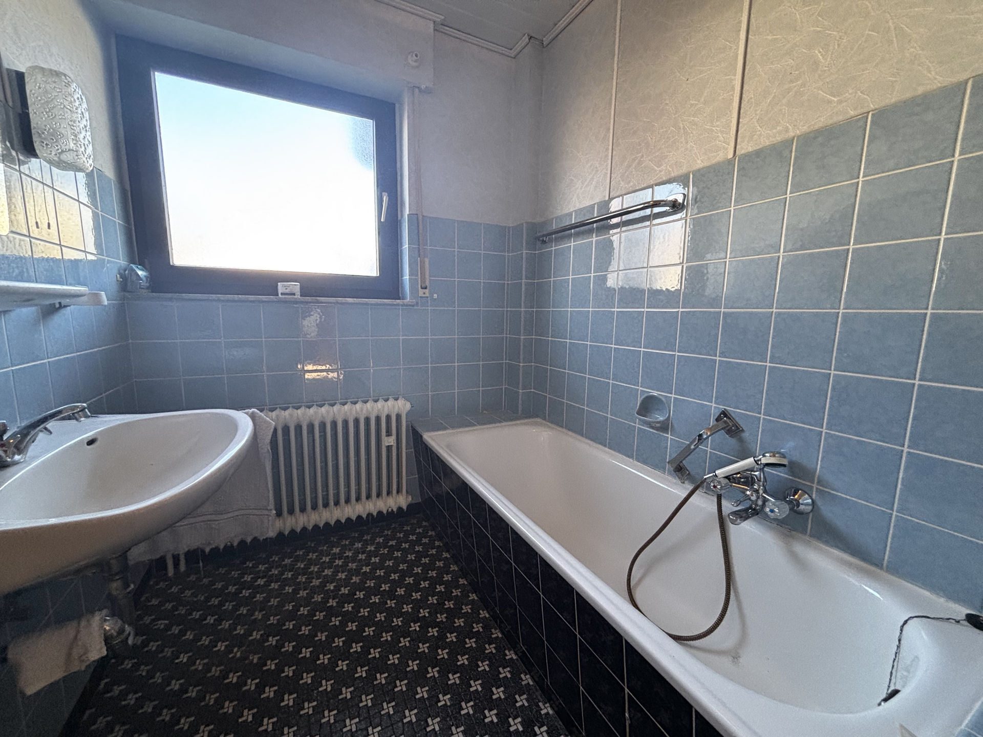 Immobilienangebot - Detmold / Heidenoldendorf - Alle - Raum für Ihre Ideen: Zweifamilienhaus in ruhiger Hinterbebauung wartet auf frischen Wind!