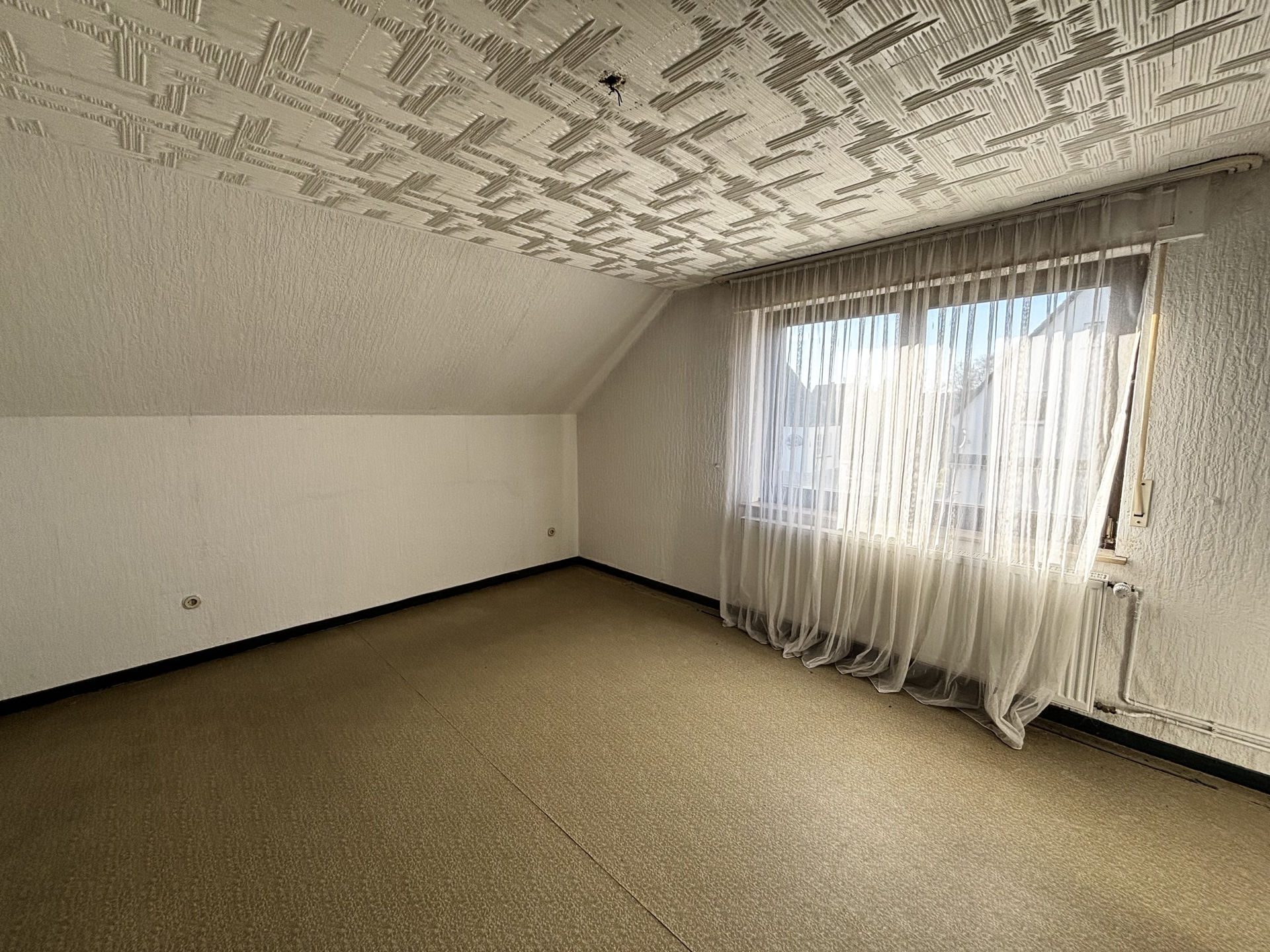 Immobilienangebot - Detmold / Heidenoldendorf - Alle - Raum für Ihre Ideen: Zweifamilienhaus in ruhiger Hinterbebauung wartet auf frischen Wind!
