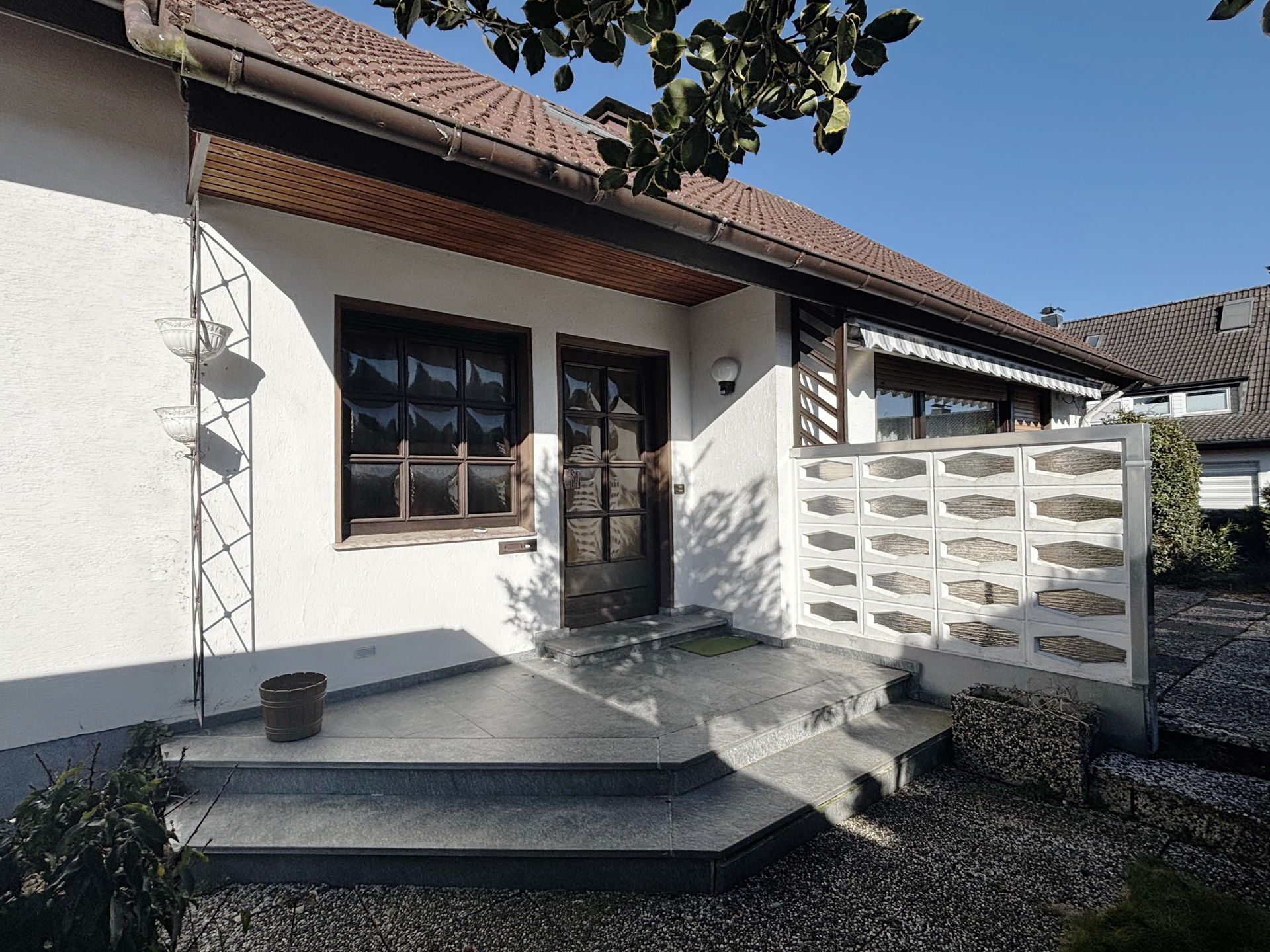 Immobilienangebot - Detmold / Heidenoldendorf - Alle - Raum für Ihre Ideen: Zweifamilienhaus in ruhiger Hinterbebauung wartet auf frischen Wind!