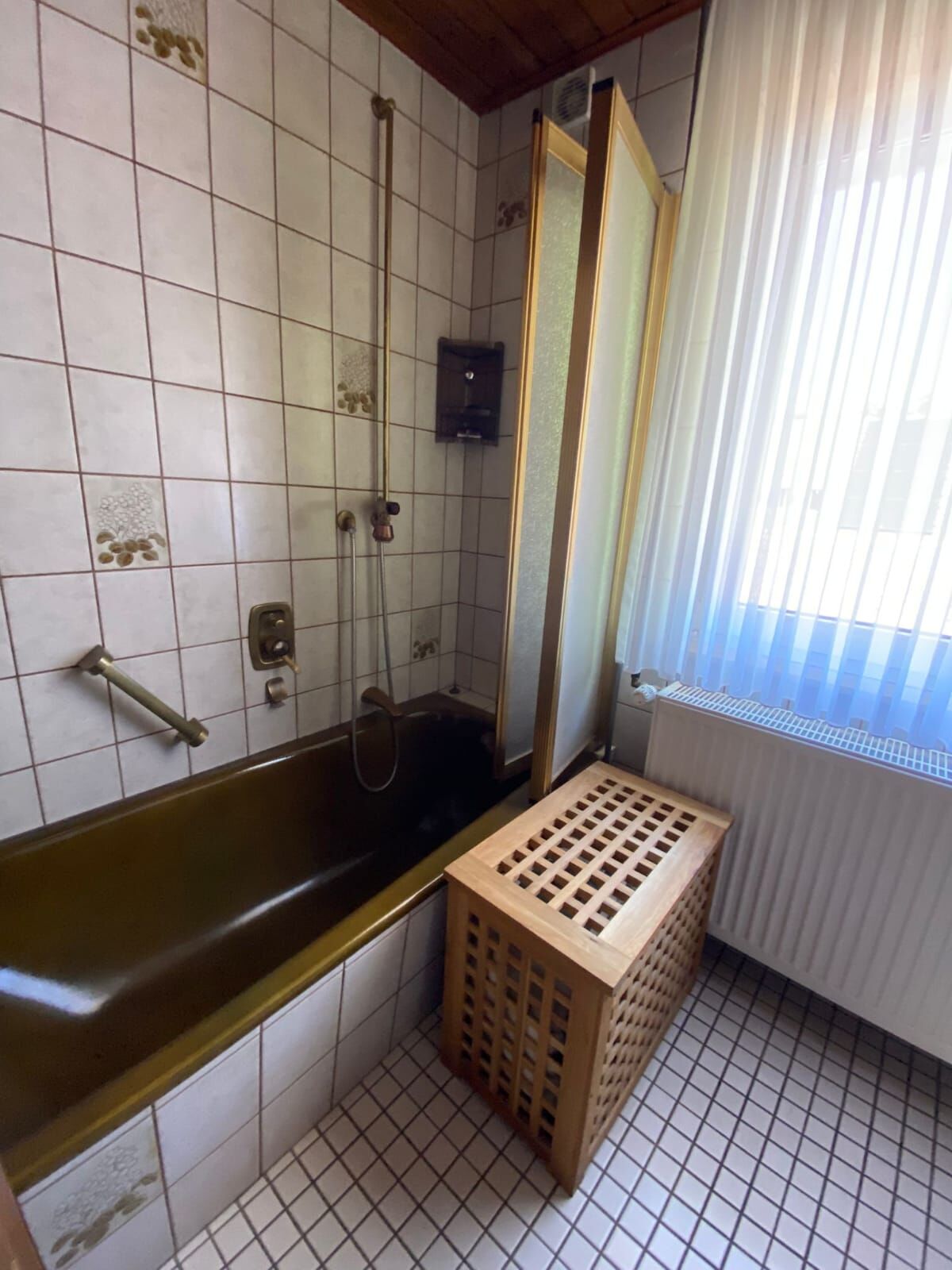 Immobilienangebot - Höxter / Ovenhausen - Alle - Großzügiges Wohnhaus mit Potenzial - für Familien und Individualisten
