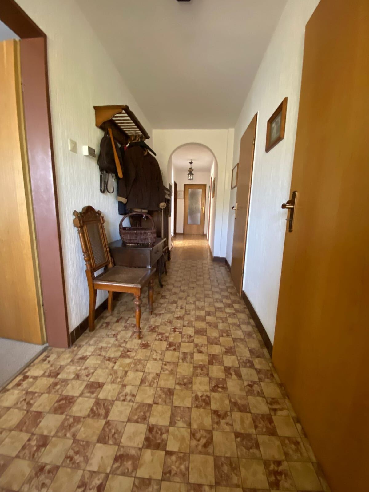 Immobilienangebot - Höxter / Ovenhausen - Alle - Großzügiges Wohnhaus mit Potenzial - für Familien und Individualisten