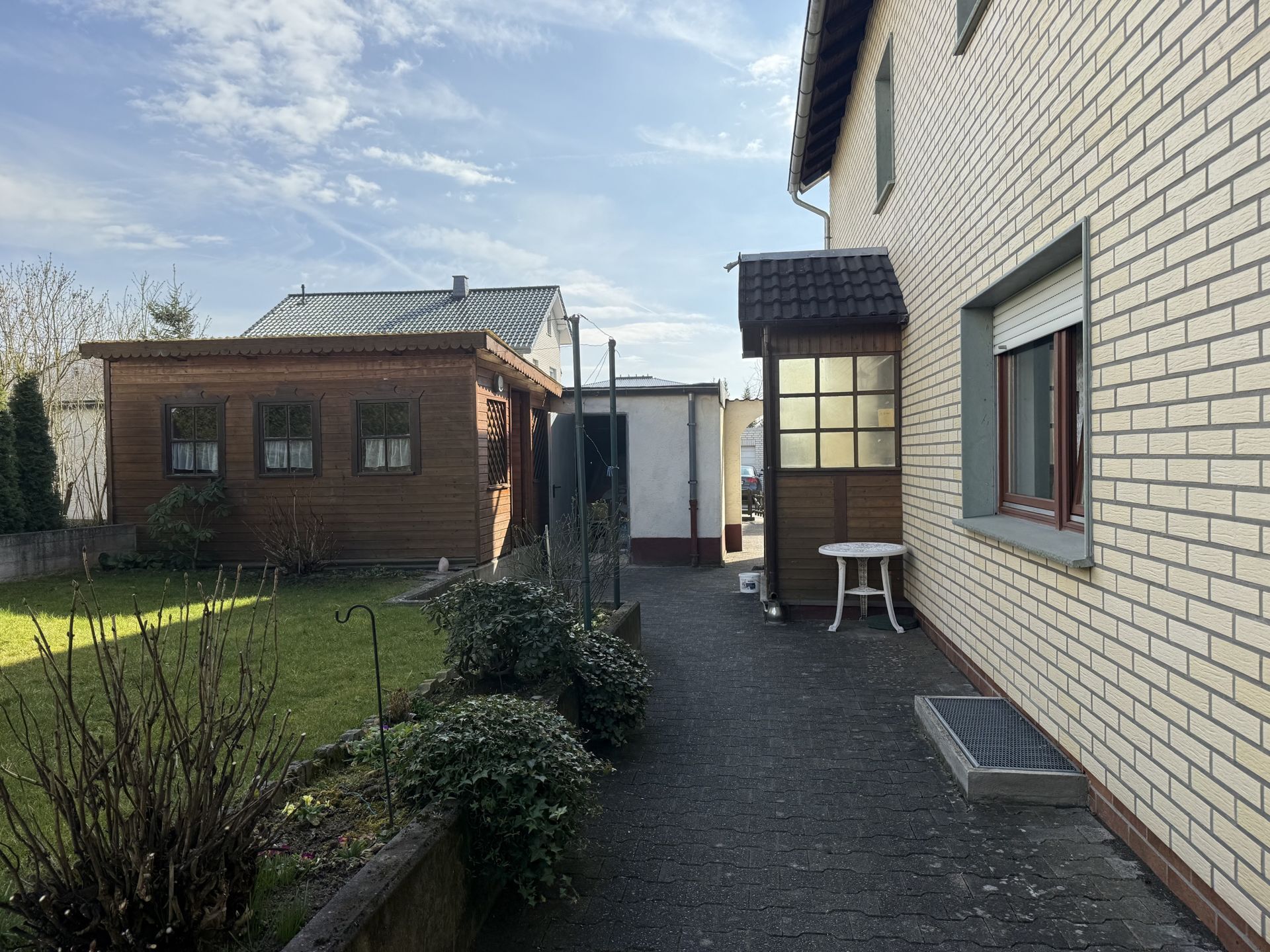 Immobilienangebot - Brakel - Alle - 2-3 FH mit 3 Garagen in Brakel !!!