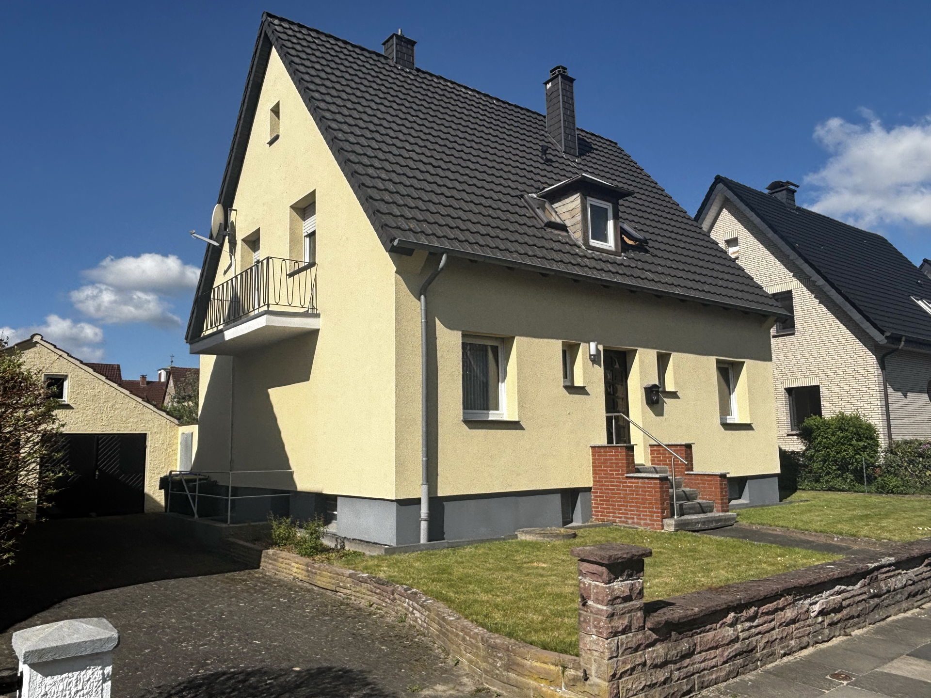 Immobilienangebot - Lage - Alle - Zweifamilienhaus in Lage - eine gute Kombination aus Gemütlichkeit und Potenzial