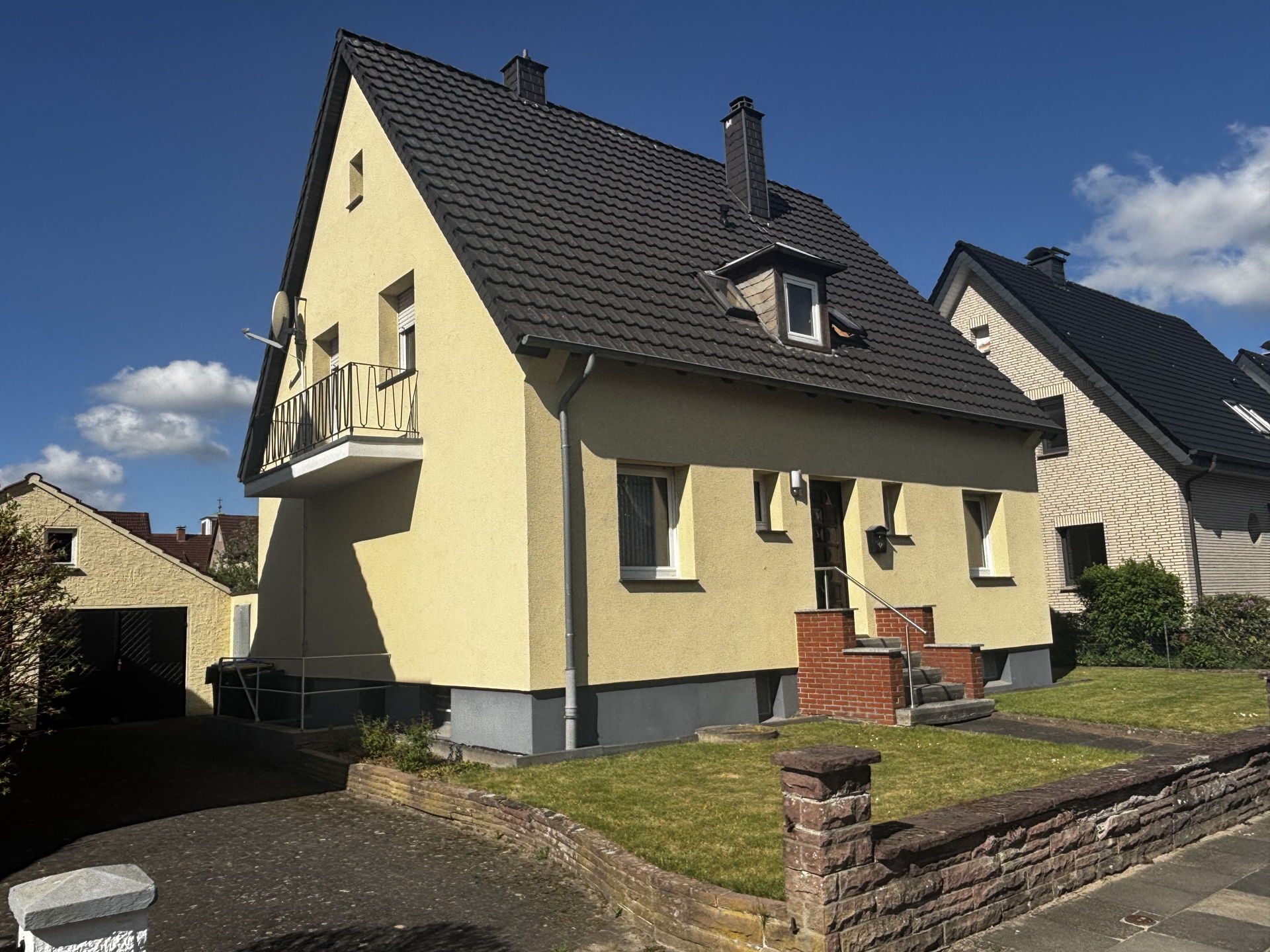 Immobilienangebot - Lage - Alle - Zweifamilienhaus in Lage - eine gute Kombination aus Gemütlichkeit und Potenzial