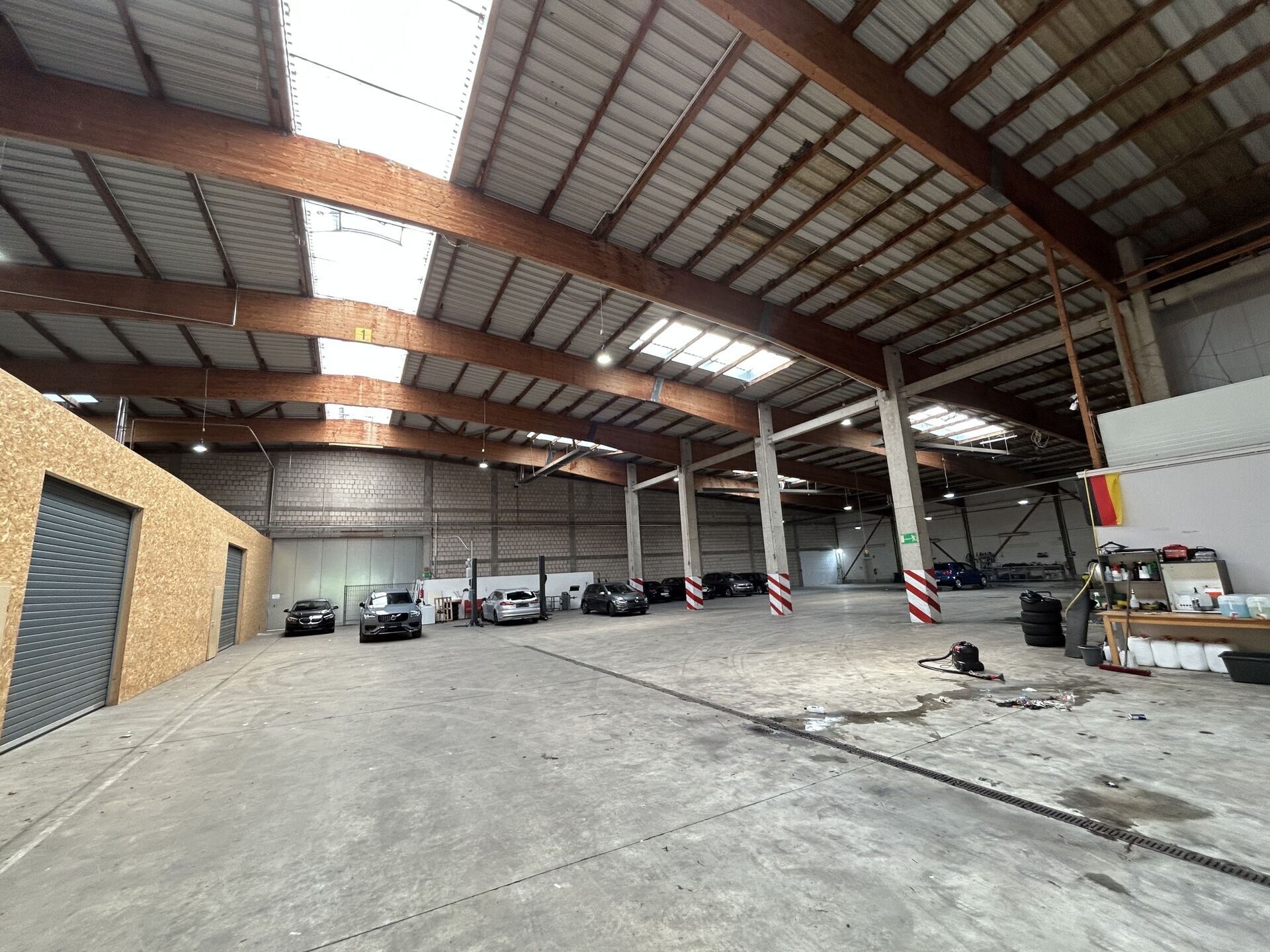 Immobilienangebot - Detmold - Gewerbe - >2.500 m² Warmhalle mit Freifläche + Büro: gesamt oder in Teilflächen (ab 432 m²) zu vermieten