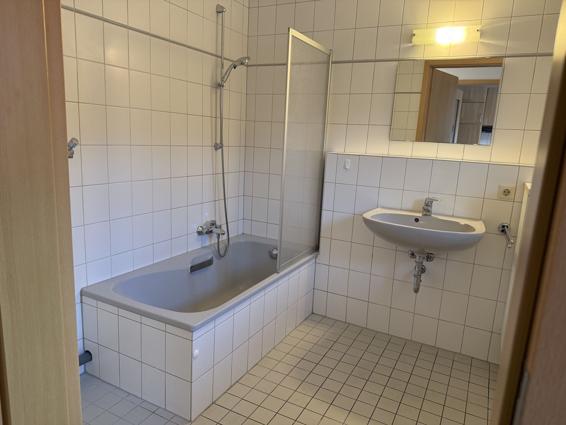 Immobilienangebot - Steinheim - Alle - 2 ZKBB-Wohnung mit Aufzug und 2 Garagen !!