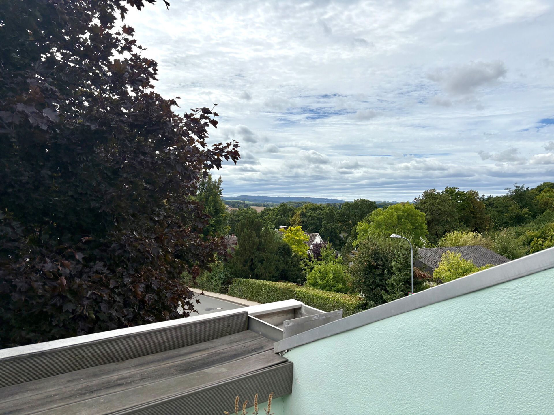 Immobilienangebot - Lage - Alle - Ihr neues Domizil in Lage – 3-Zimmer-Dachgeschosswohnung mit Aussicht!