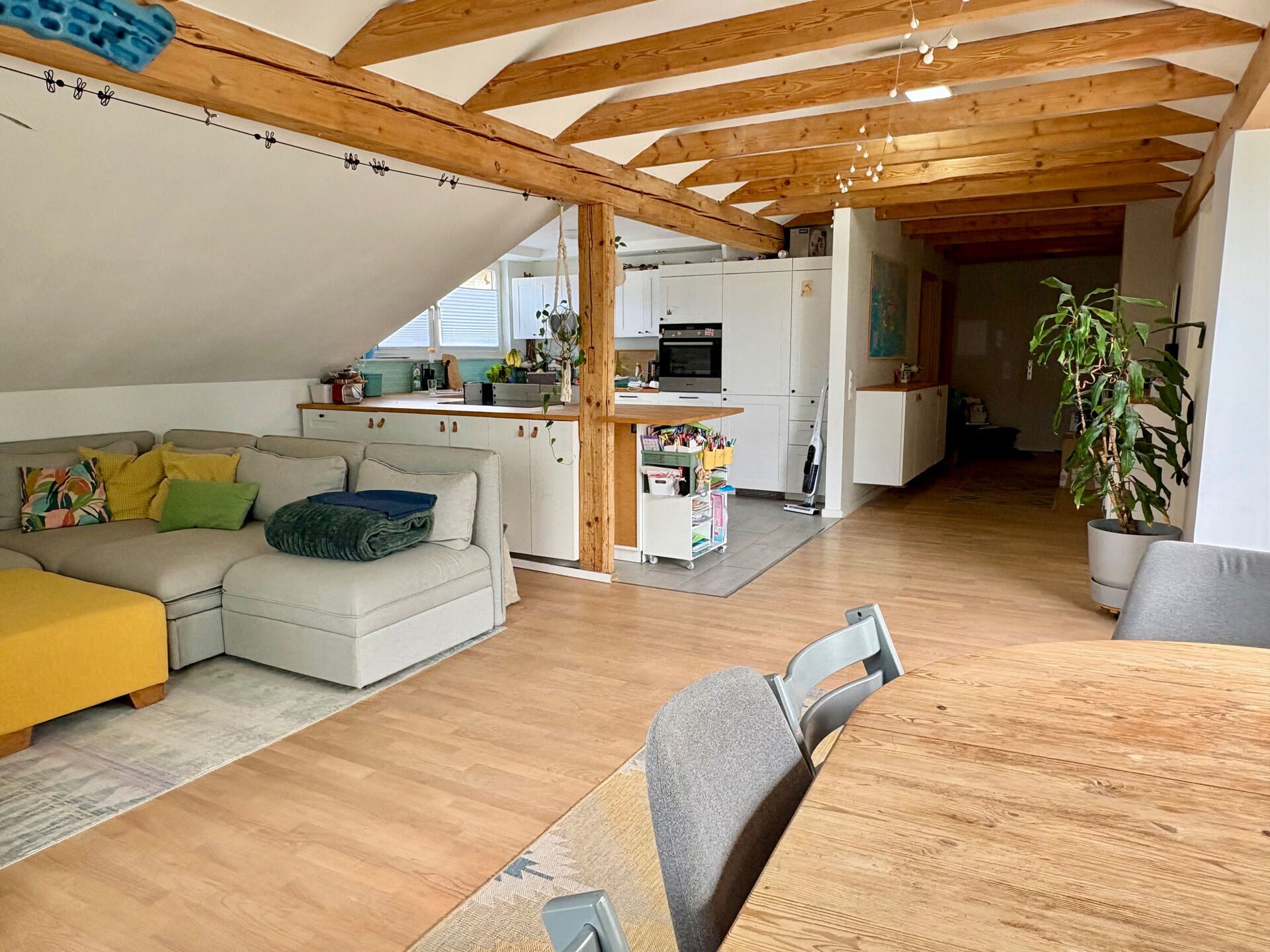 Immobilienangebot - Lage - Alle - Ihr neues Domizil in Lage – 3-Zimmer-Dachgeschosswohnung mit Aussicht!