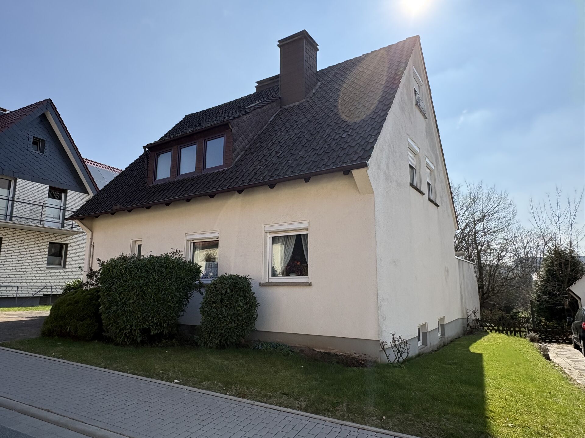 Immobilienangebot - Barntrup - Alle - Flexibel nutzbares Zweifamilienhaus in bester Lage