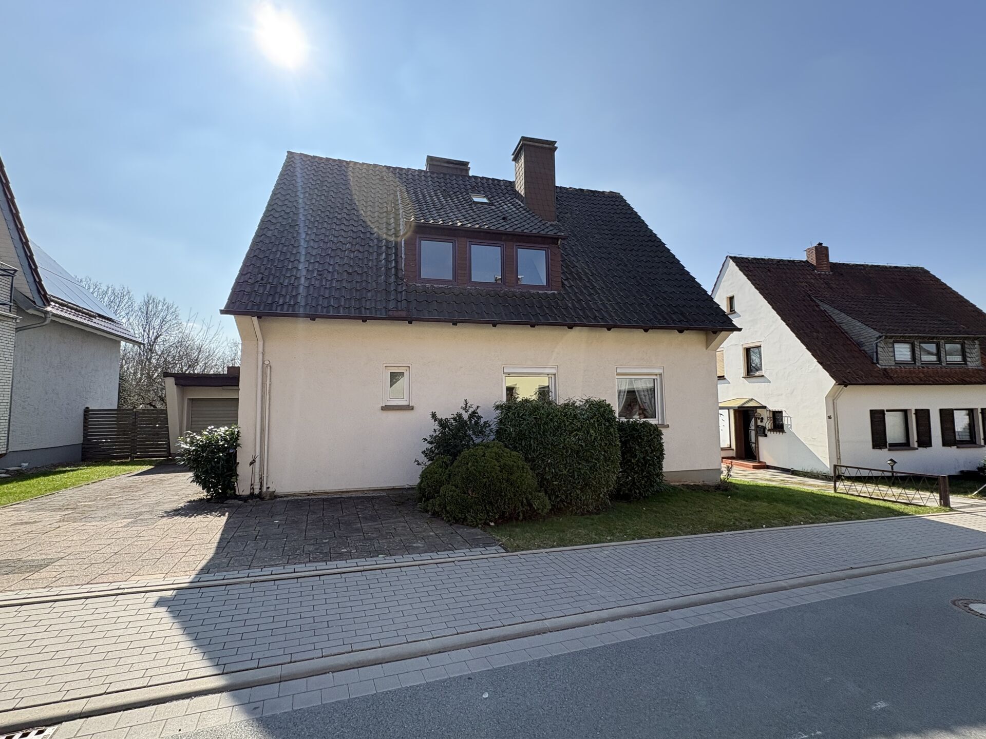 Immobilienangebot - Barntrup - Alle - Flexibel nutzbares Zweifamilienhaus in bester Lage