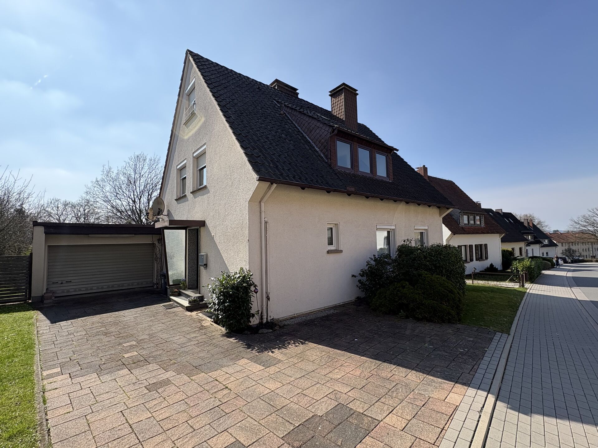 Immobilienangebot - Barntrup - Alle - Flexibel nutzbares Zweifamilienhaus in bester Lage