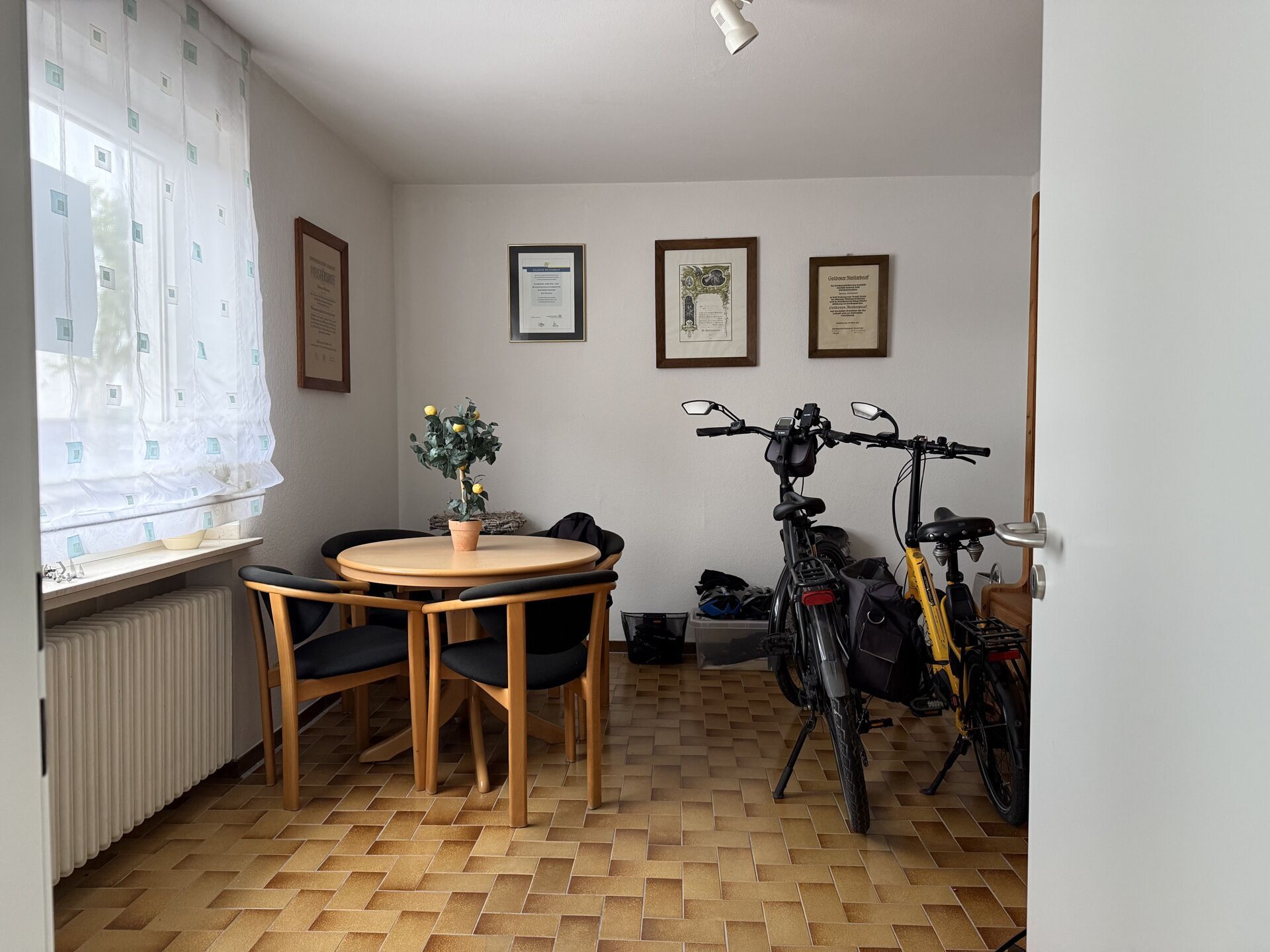 Immobilienangebot - Bad Driburg - Alle - Großes Haus mit Lagerfläche, Werkstatt und zwei Garagen !