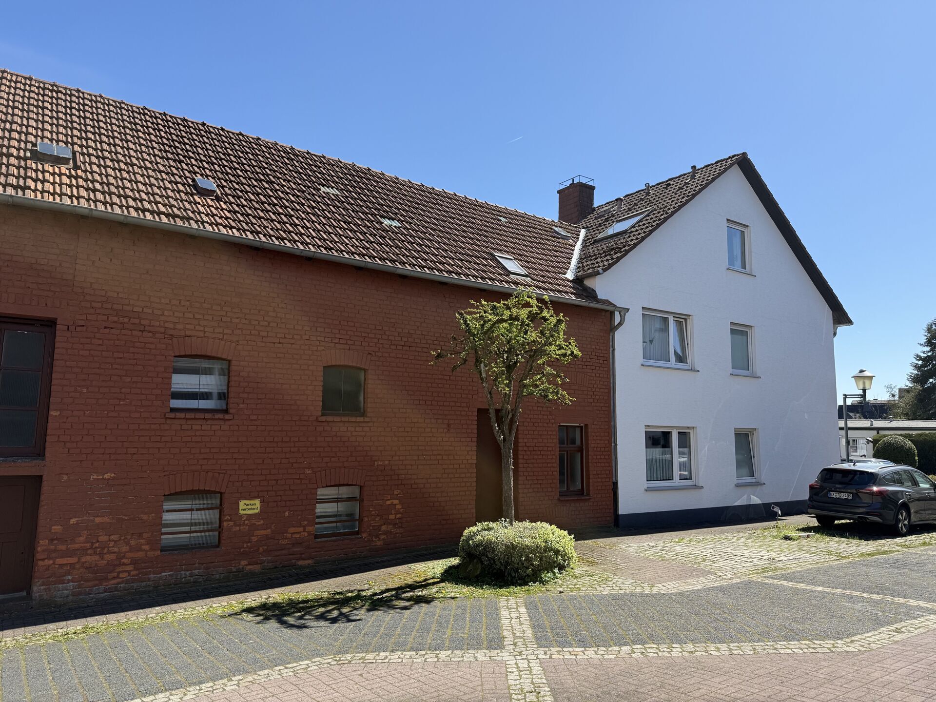 Immobilienangebot - Bad Driburg - Alle - Großes Haus mit Lagerfläche, Werkstatt und zwei Garagen !