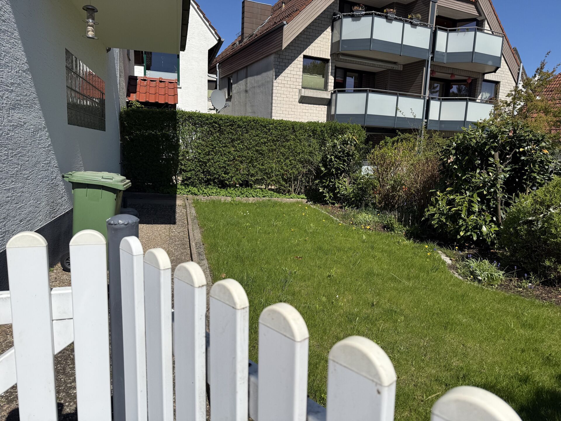 Immobilienangebot - Bad Driburg - Alle - Großes Haus mit Lagerfläche, Werkstatt und zwei Garagen !