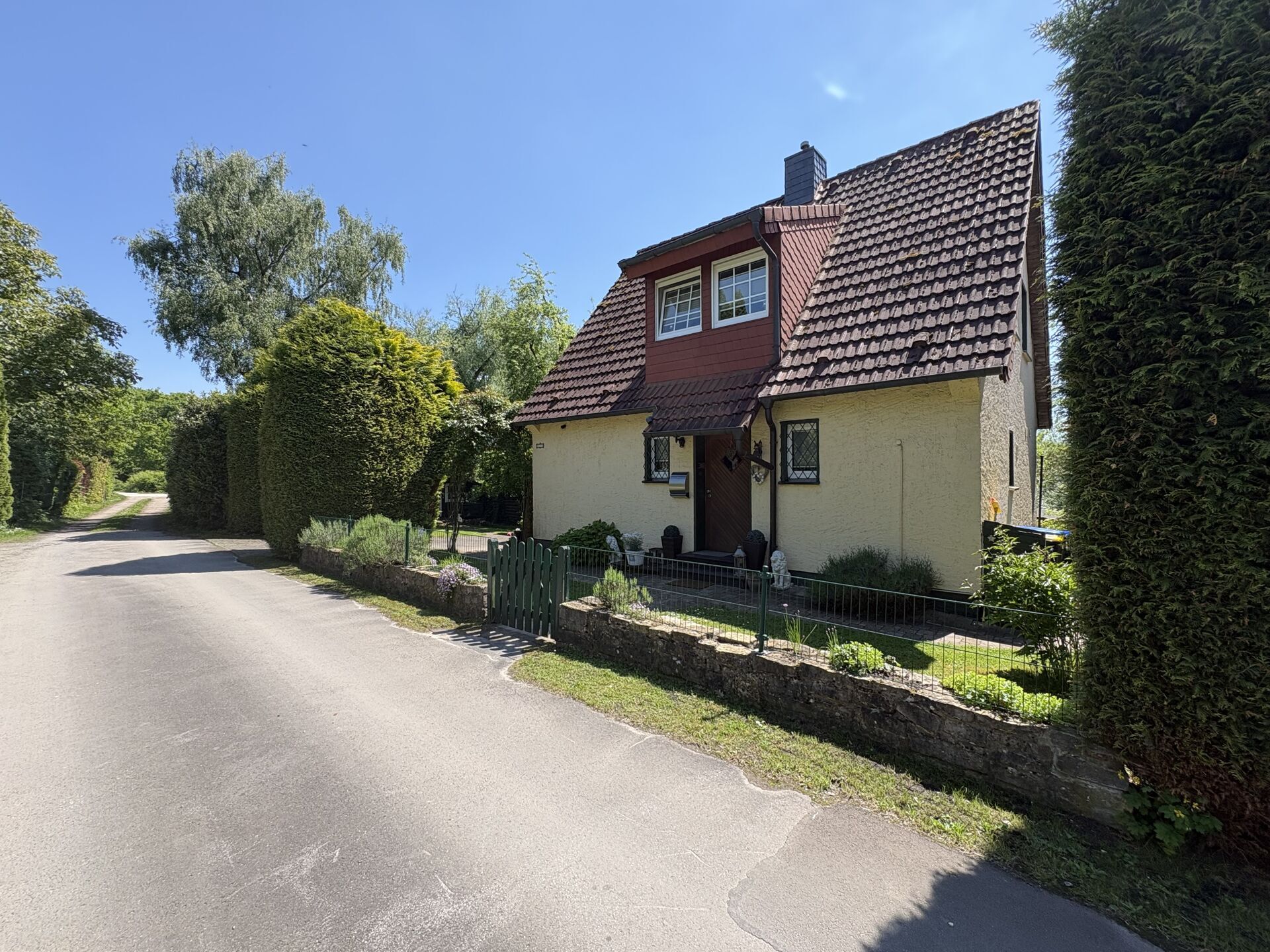 Immobilienangebot - Detmold - Alle - Wohnen mit Privatsphäre: Einfamilienhaus in Sackgasse!