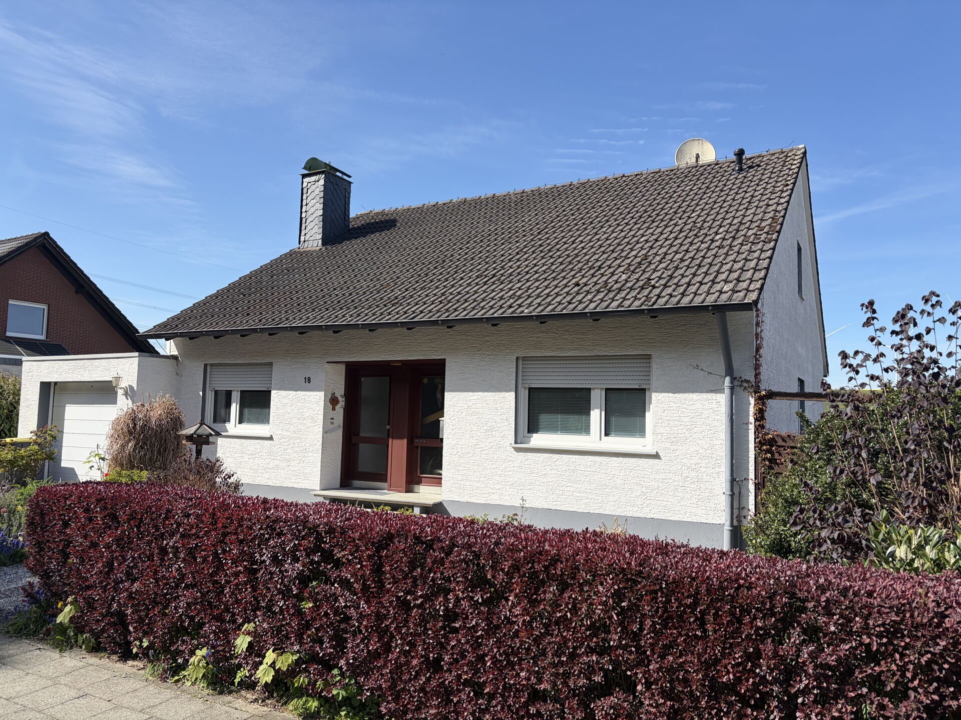 Immobilienangebot - Lichtenau / Atteln - Alle - Substanz trifft Potenzial in Atteln – Jetzt anpacken!
Gepflegtes Einfamilienhaus in ruhiger Lage.