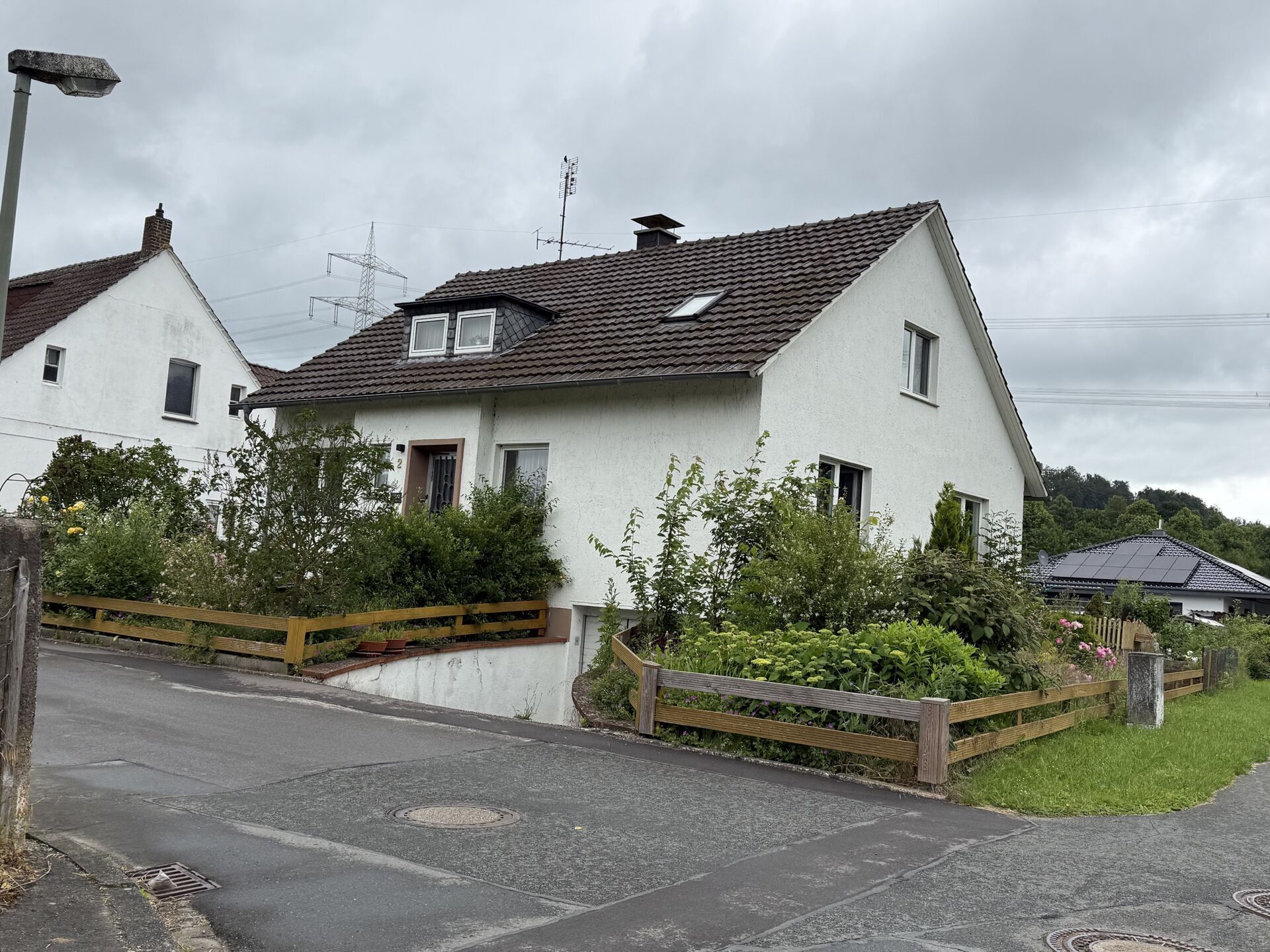 Straßenansicht Immobilienangebot - Brakel / Hembsen - Alle - Wohnen im Hembsen ! Einfamilienhaus mit 2 Garagen