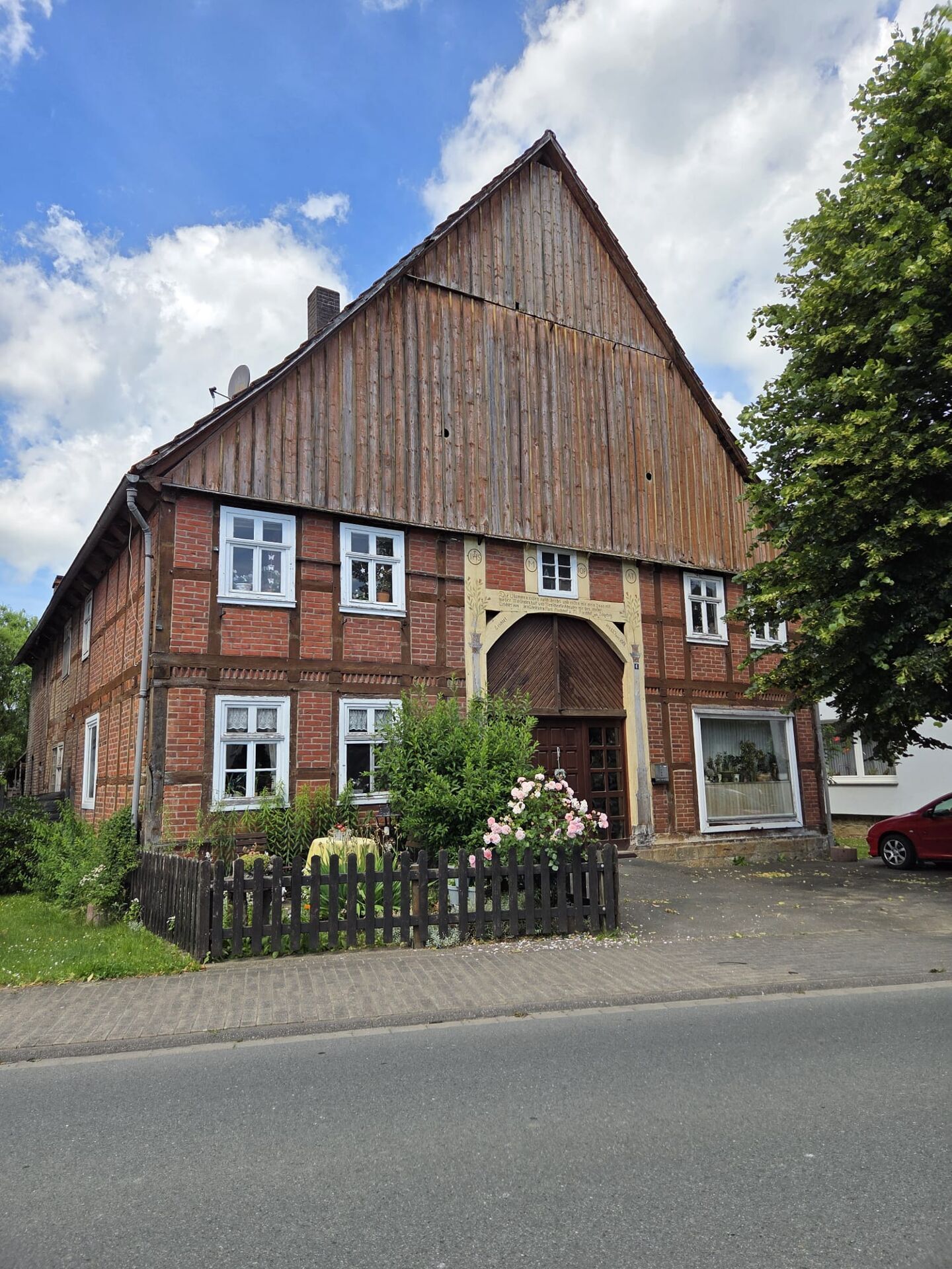 Immobilienangebot - Höxter / Ovenhausen - Alle - Haus mit Nebengebäuden und Stallungen !