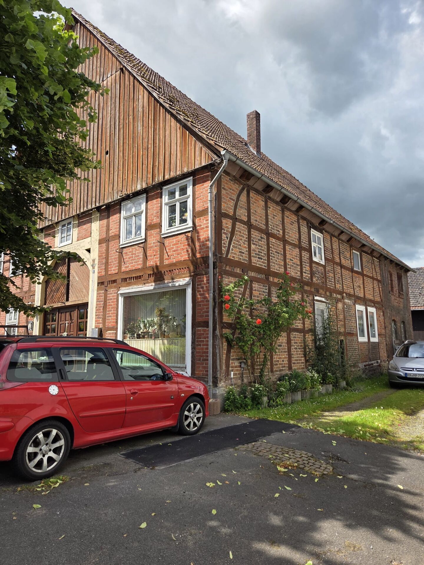 Immobilienangebot - Höxter / Ovenhausen - Alle - Haus mit Nebengebäuden und Stallungen !